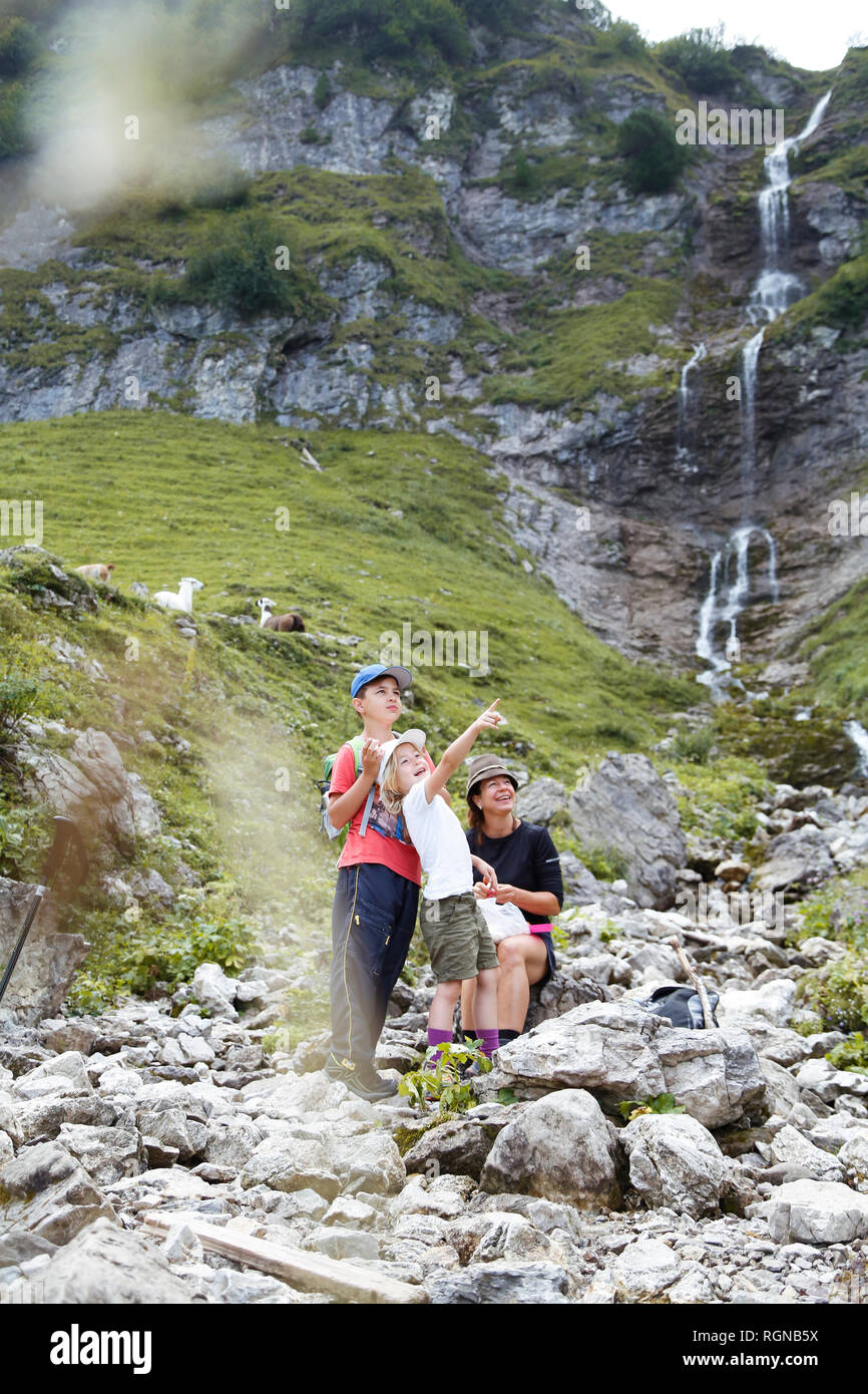 Family hiking alps austria hi-res stock photography and images - Alamy