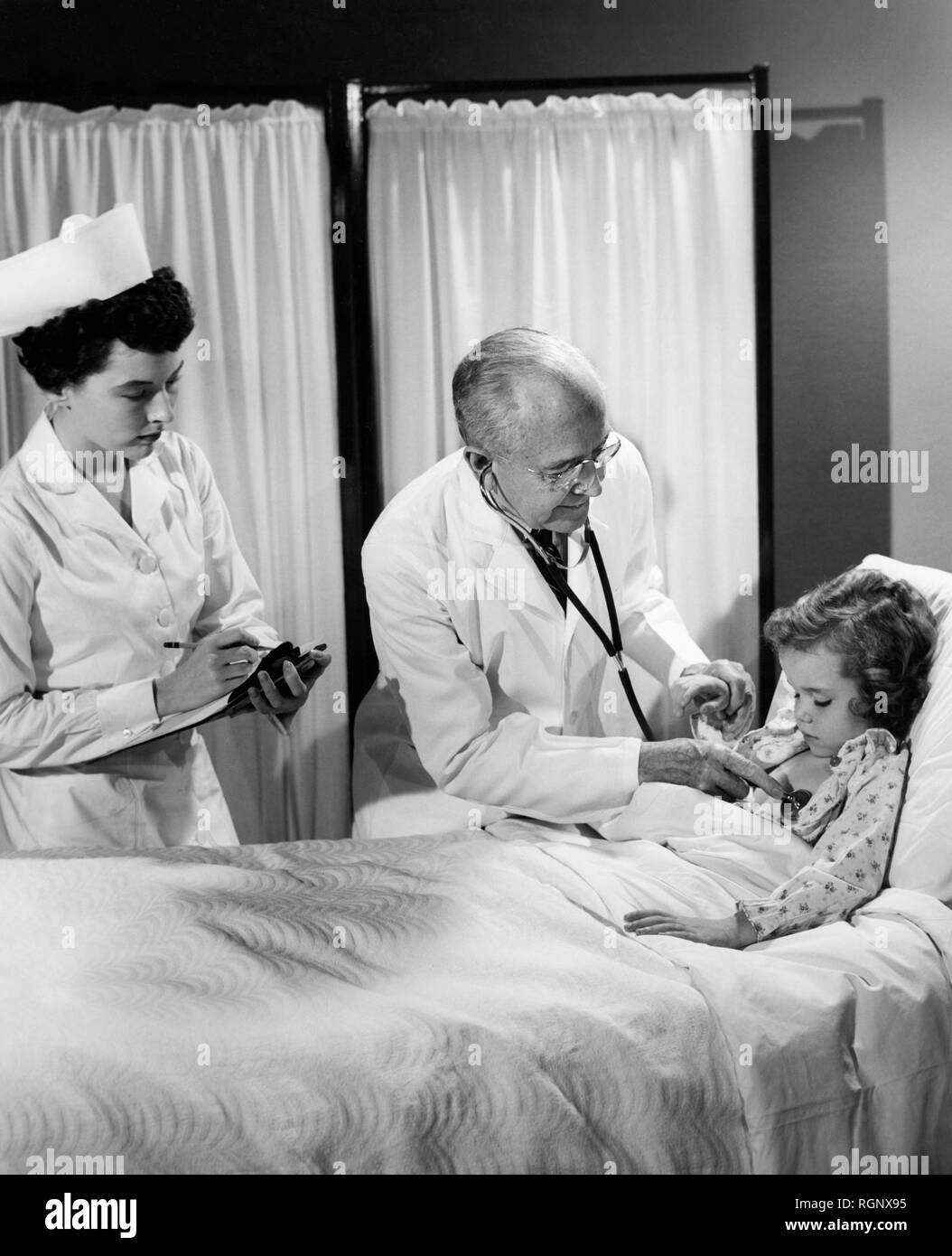 doctor treat a little girl, 1950-1960 Stock Photo