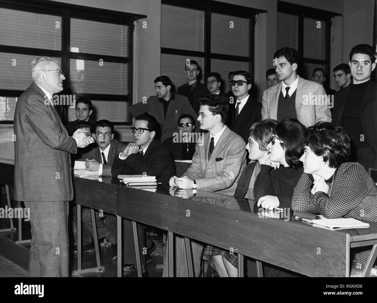italia, roma, studenti in aula, università cattolica del sacro cuore, 1960 Stock Photo