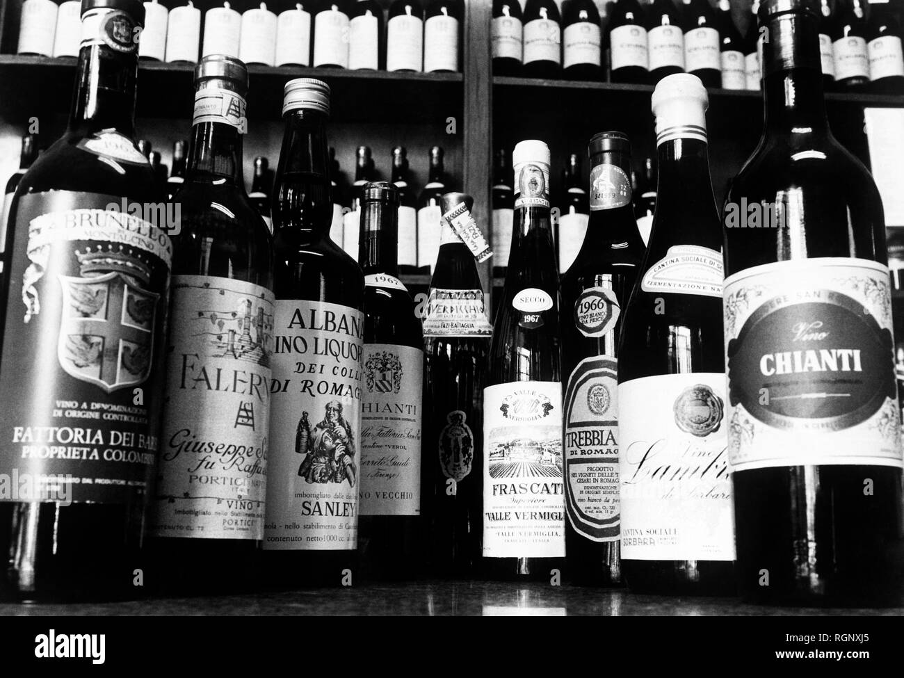 wine bottles, italy 1960 Stock Photo