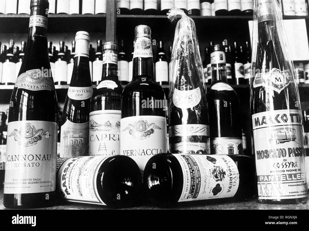 wine bottles, italy 1960 Stock Photo