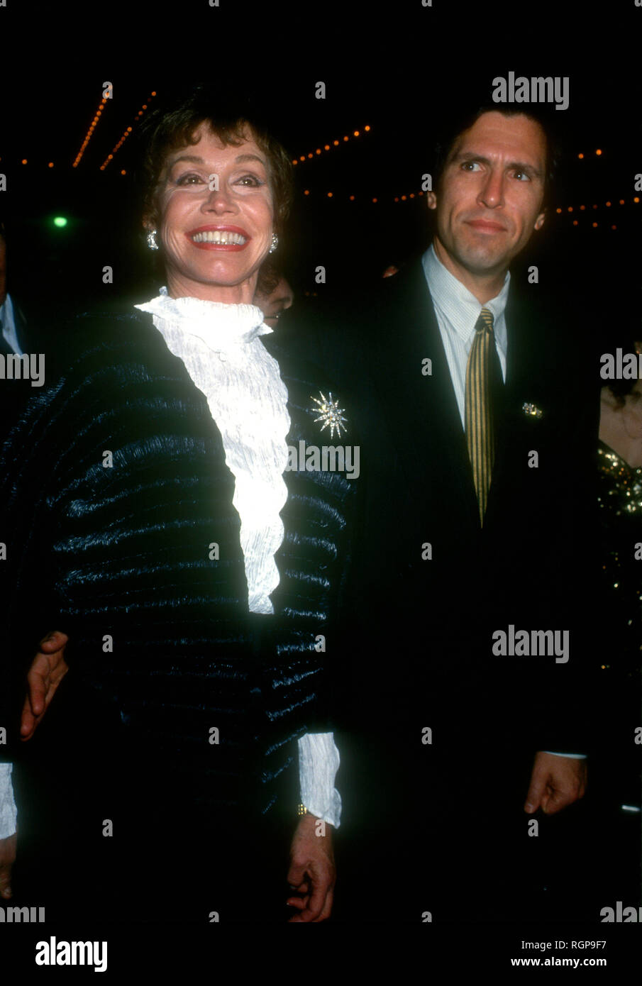 CENTURY CITY,  CA - NOVEMBER 30: Actress Mary Tyler Moore and husband Robert Levine attend Opening Night of 'Sunset Boulevard' on November 30, 1993 at the Shubert Theater in Century City, California. Photo by Barry King/Alamy Stock Photo Stock Photo