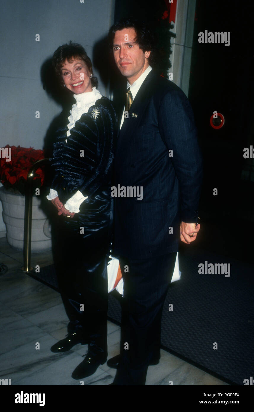 CENTURY CITY,  CA - NOVEMBER 30: Actress Mary Tyler Moore and husband Robert Levine attend Opening Night of 'Sunset Boulevard' on November 30, 1993 at the Shubert Theater in Century City, California. Photo by Barry King/Alamy Stock Photo Stock Photo