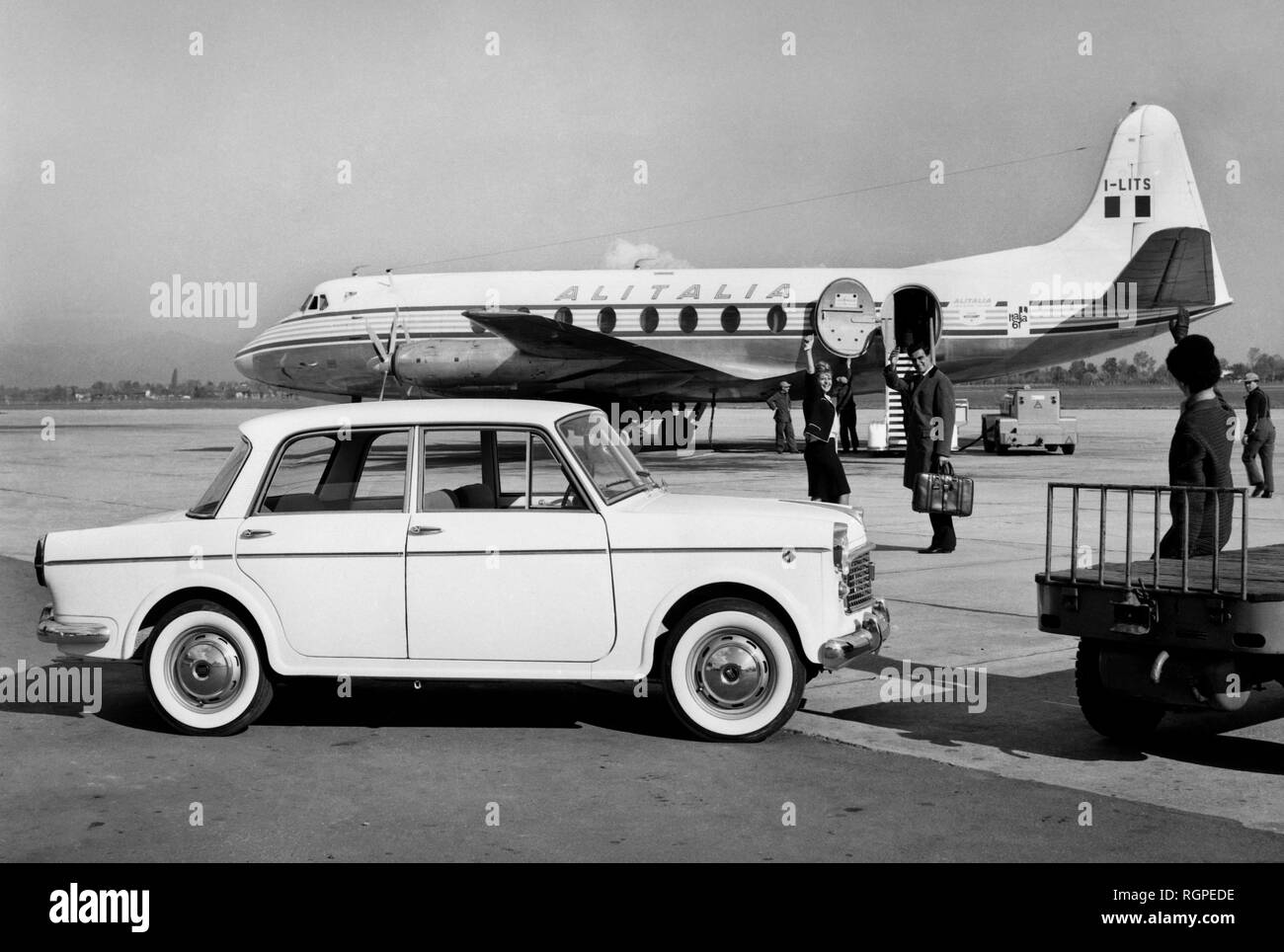 Vintage airplane passengers hi-res stock photography and images - Alamy