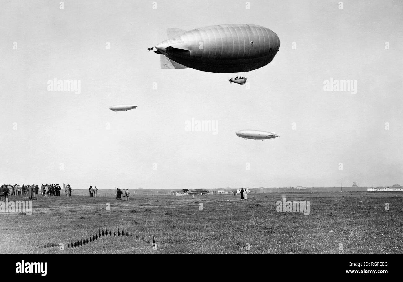 Airship images hi-res stock photography and images - Alamy