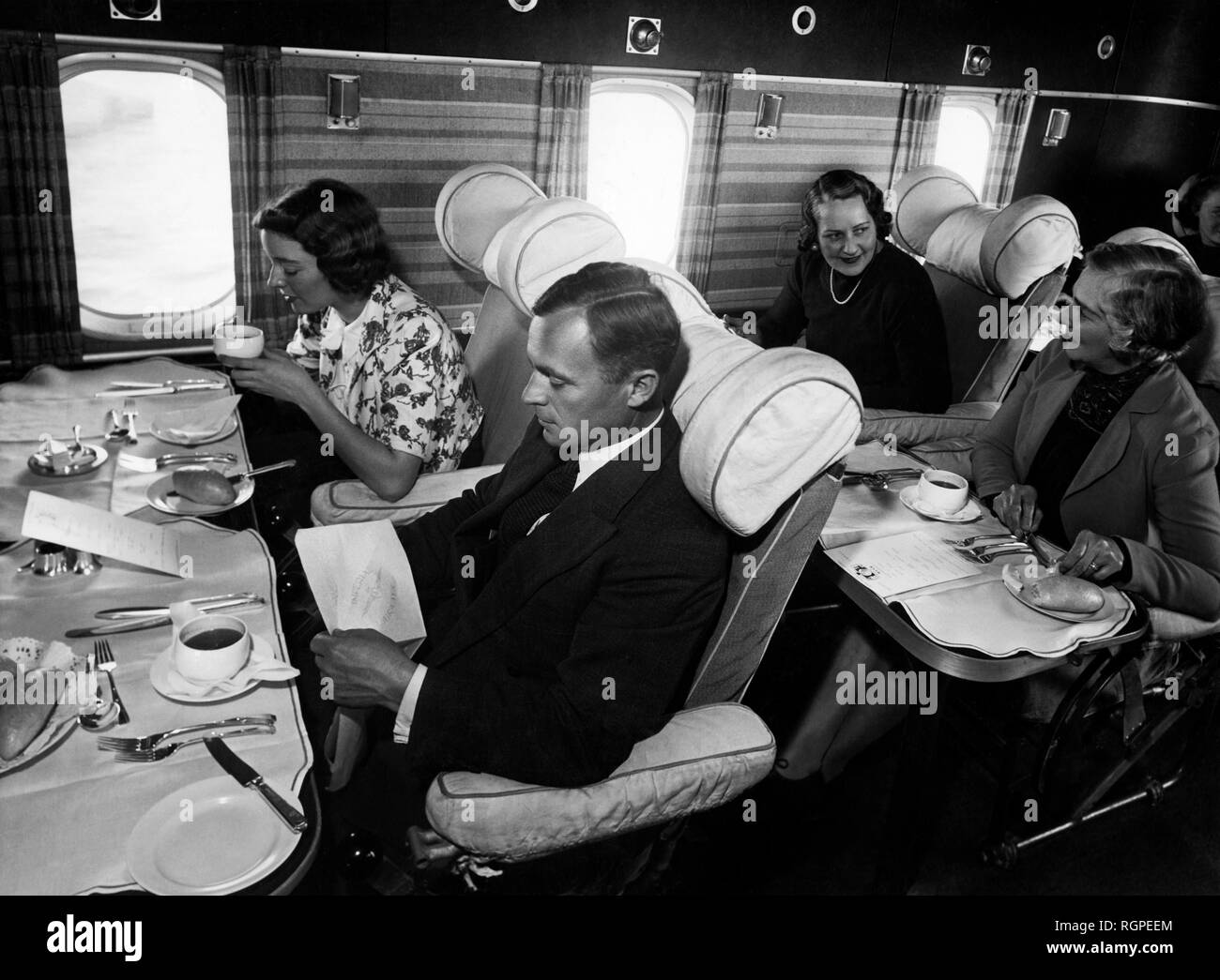 Passengers dine on the empire, 1940-50 Stock Photo