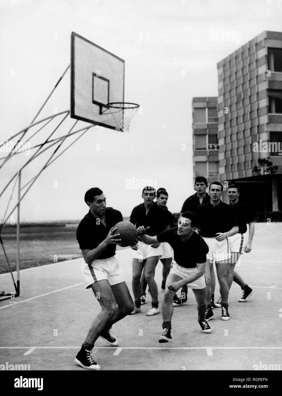 cadets of air university of pozzuoli playing basket, 1964 Stock Photo