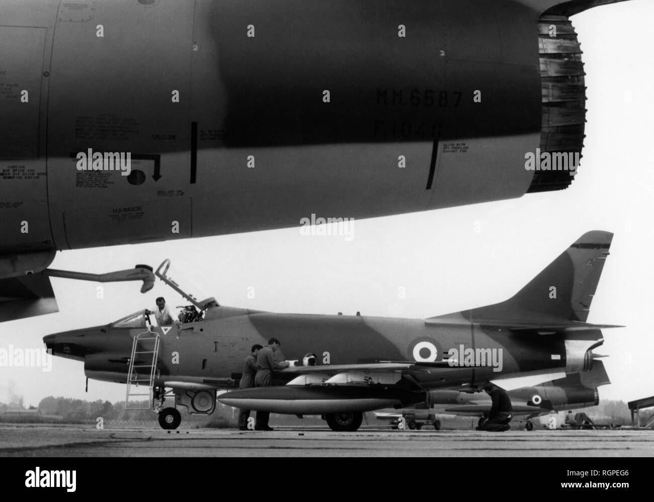 DAS FLUGZEUG 1000 FOTOS 飛行機の歴史　ミリタリー Marka historical military airplane hi-res stock photography