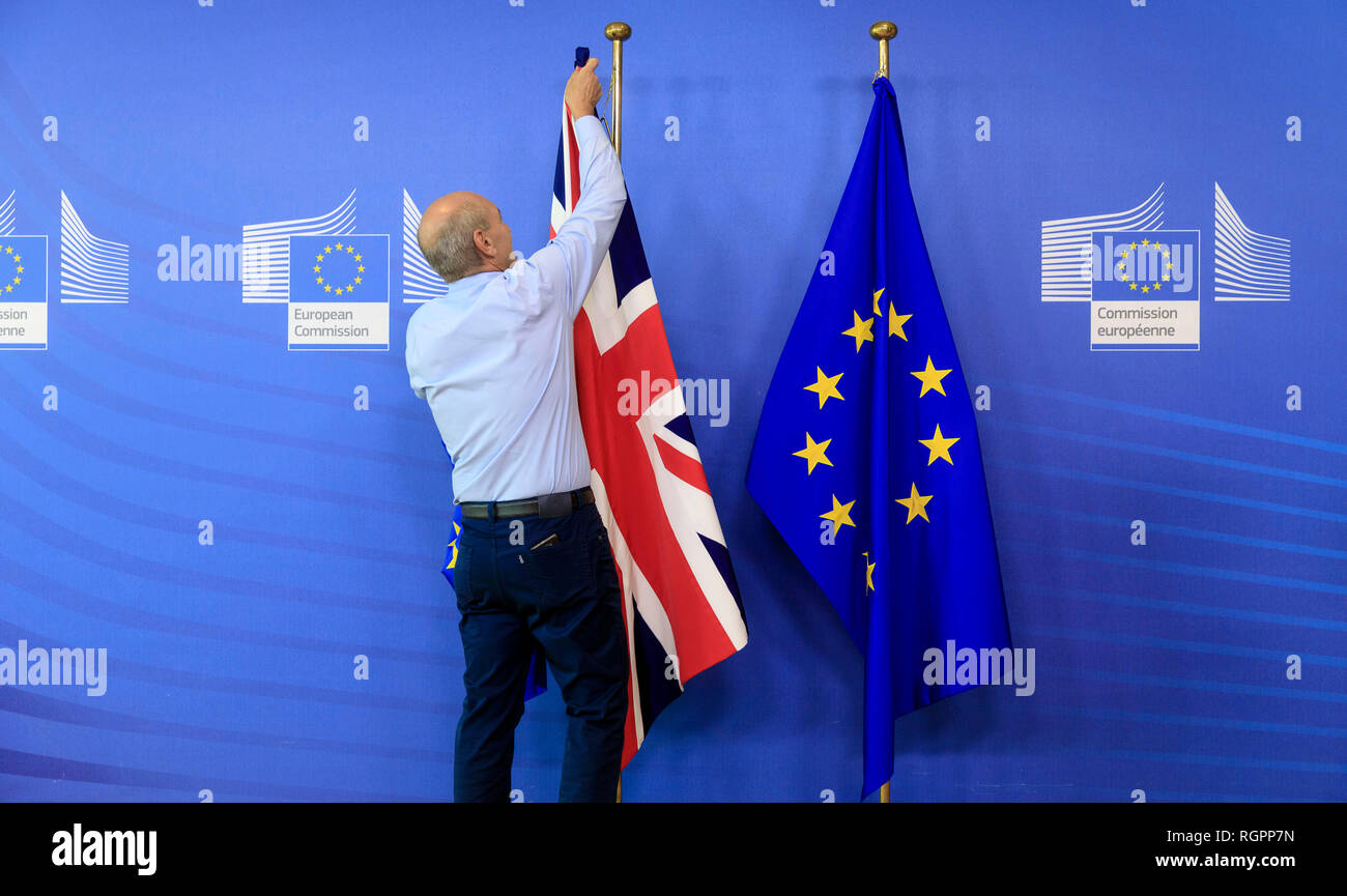 Belgium, Brussels: European Commission, man taking down a British flag , on 2018/08/31 *** Local Caption *** Stock Photo