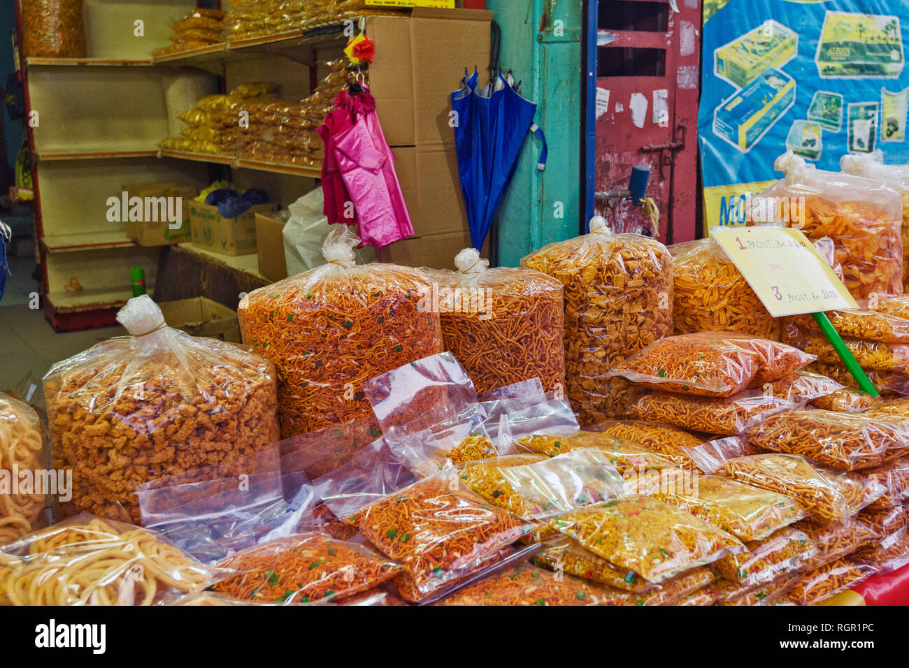 dried vegetables Blend of wheat pasta, puffed rice, moong beans, peanuts and spicy peas in little india in George Town, Penang, Malaysia Stock Photo