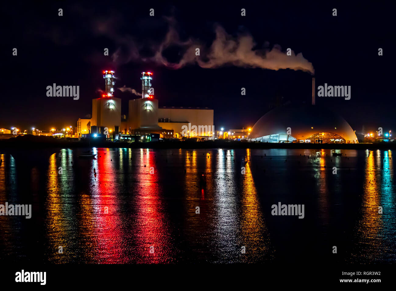 Veoila’s Marchwood Energy-from-Waste facility, Southampton, Hampshire. This plant can burn 165,000 tonnes of household black bag waste per year to pro Stock Photo