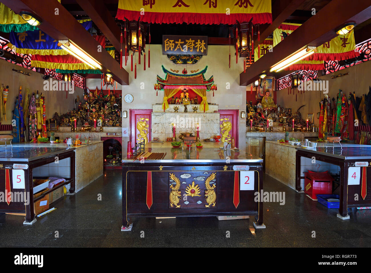 Altar im chinesischen Sam Kong Shrine, Phuket, Thailand Stock Photo