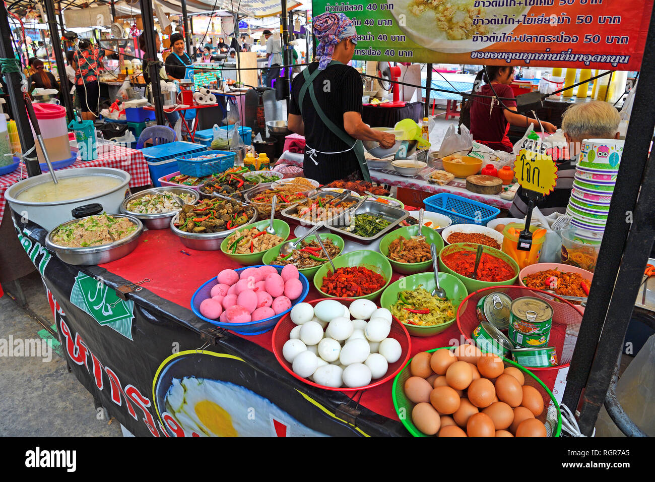 Stand mit landestypischen Speisen, Chillva Markt, Phuket, Thailand Stock Photo