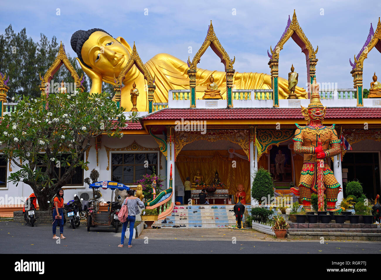 liegender goldener Buddha, Tempel Wat Sri Sunthon, Phuket, Thailand Stock Photo