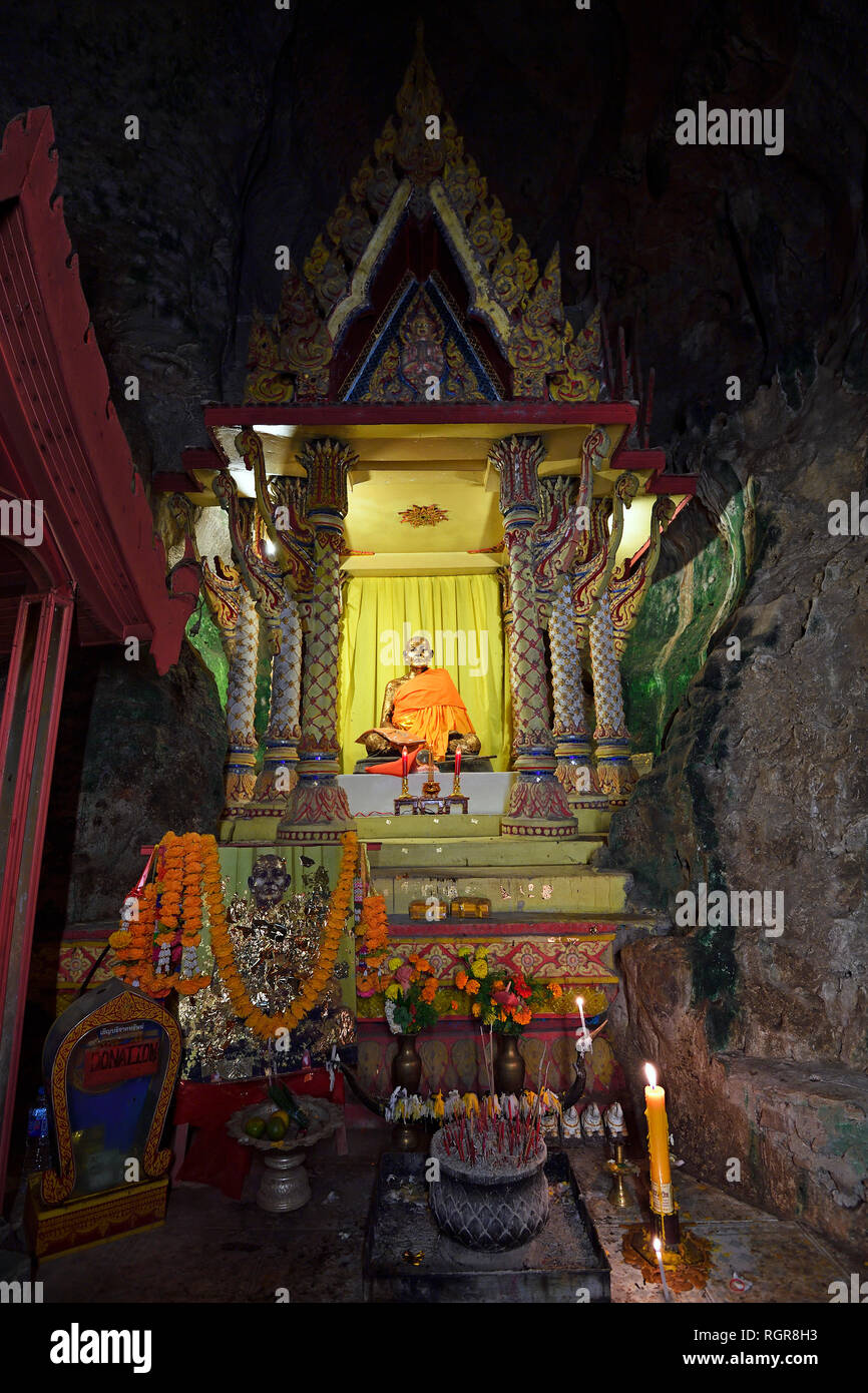 kleiner Tempel zur Ehrung eines Moenchs, Hoehlentempel Wat Tham Suwan Khuha, Phang Nga, Thailand Stock Photo