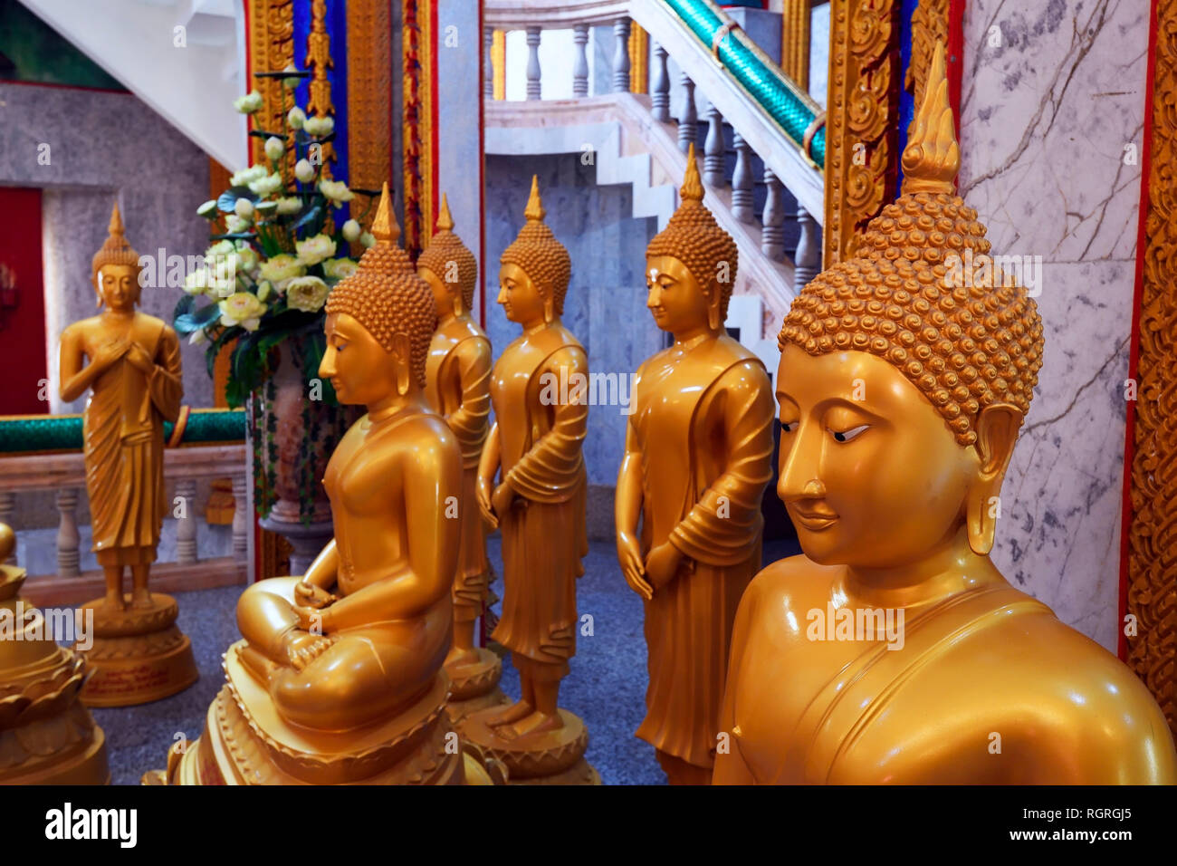 Innenraum mit Buddhastatuen, Wat Chalong, Tempel auf Phuket, Thailand Stock Photo