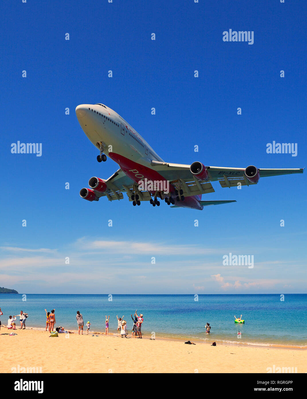 Boeing 747, Flugzeug der Gesellschaft Rossia, Landeanflug, Mai Kao Beach, Phuket, Thailand Stock Photo