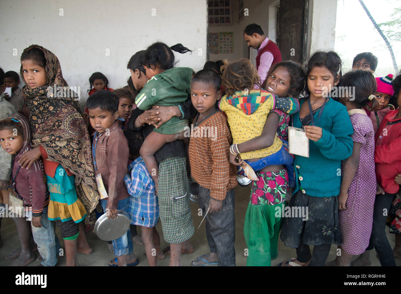 India. Bihar. Busman village. Children queue to get their free breakfast. Stock Photo