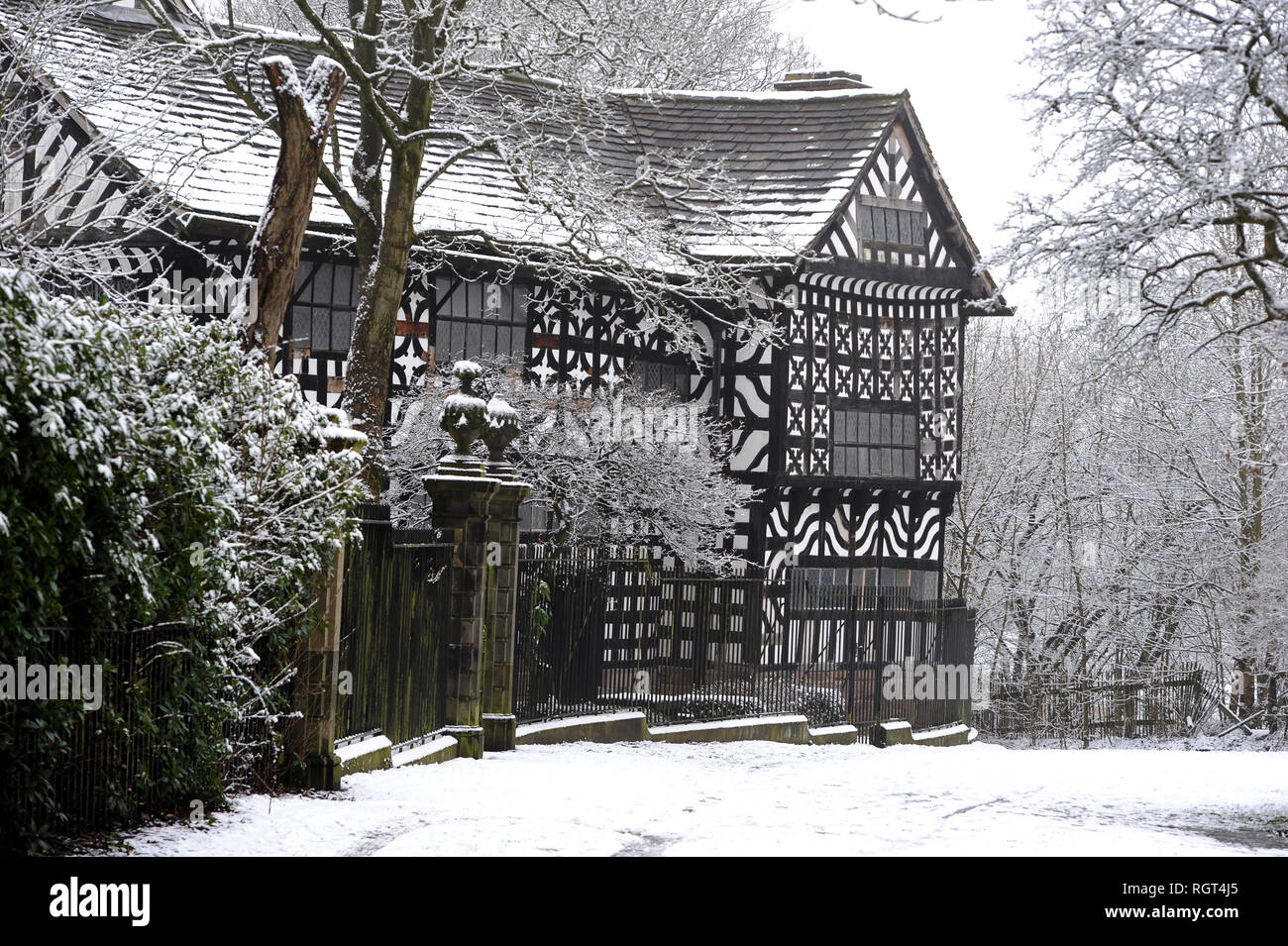 Hall i'th Wood Museum in the snow, Bolton, Lancashire. The 16th Century  manor house was the home of Samuel Crompton in the 18th century where he inve Stock Photo