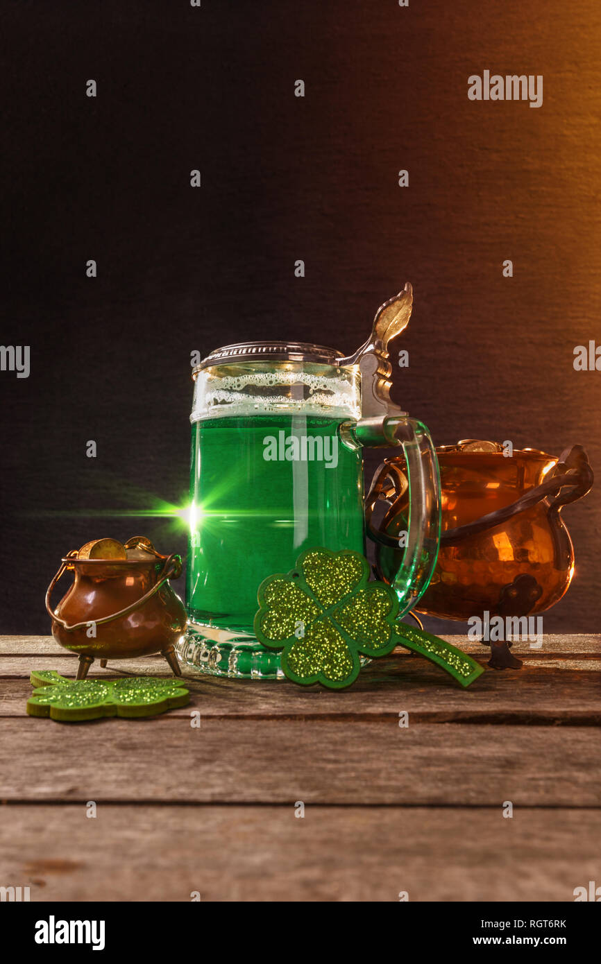 Gold beer hi-res stock photography and images - Alamy