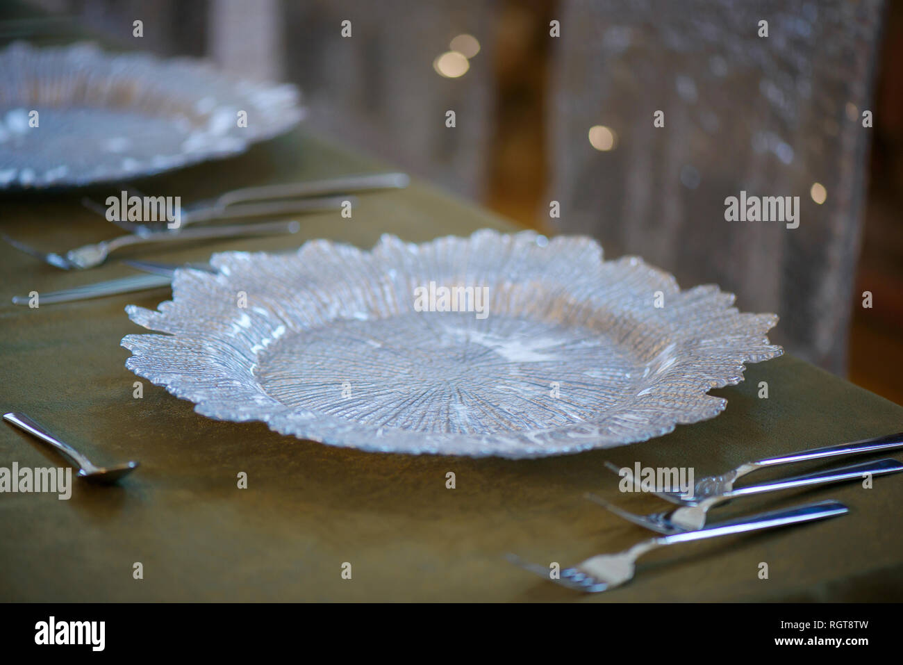 Sitting arrangement at a formal event or fine dining restaurant