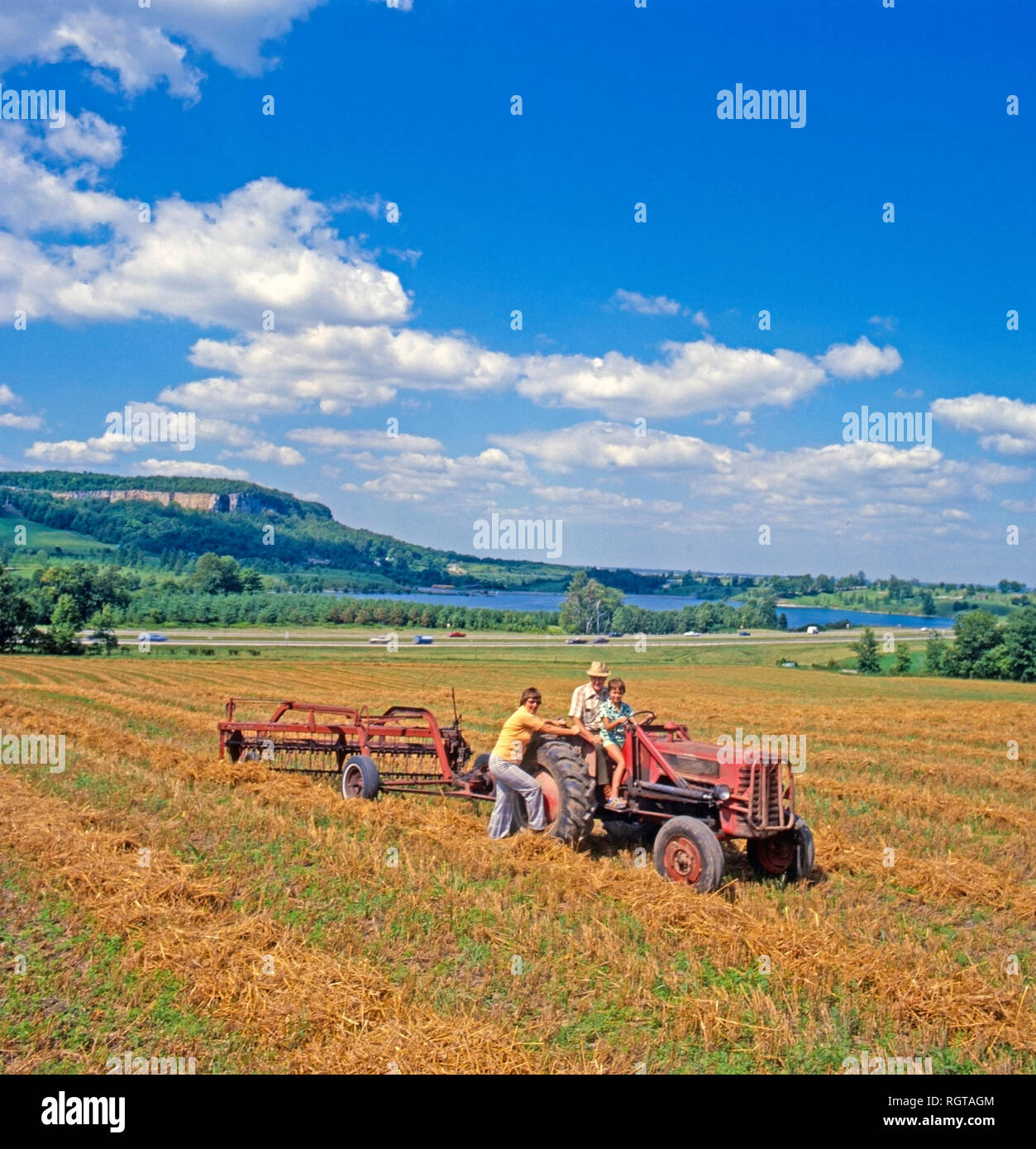 Farmers cutting harvesting hay hi-res stock photography and images - Alamy