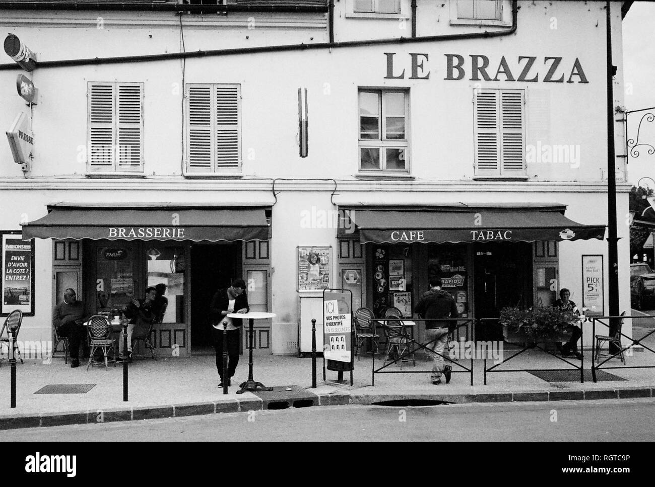 AJAXNETPHOTO. PORT MARLY, FRANCE. - CAFE FAMED BY ART - CAFE LE BRAZZA CLOSE TO THE RIVER SEINE, MADE FAMOUS BY THE IMPRESSIONIST ARTIST ALFRED SISLEY IN HIS 1876 PAINTING 'L'INONDATION A PORT MARLY'. PHOTO:JONATHAN EASTLAND/AJAX REF:CD1545 8 Stock Photo