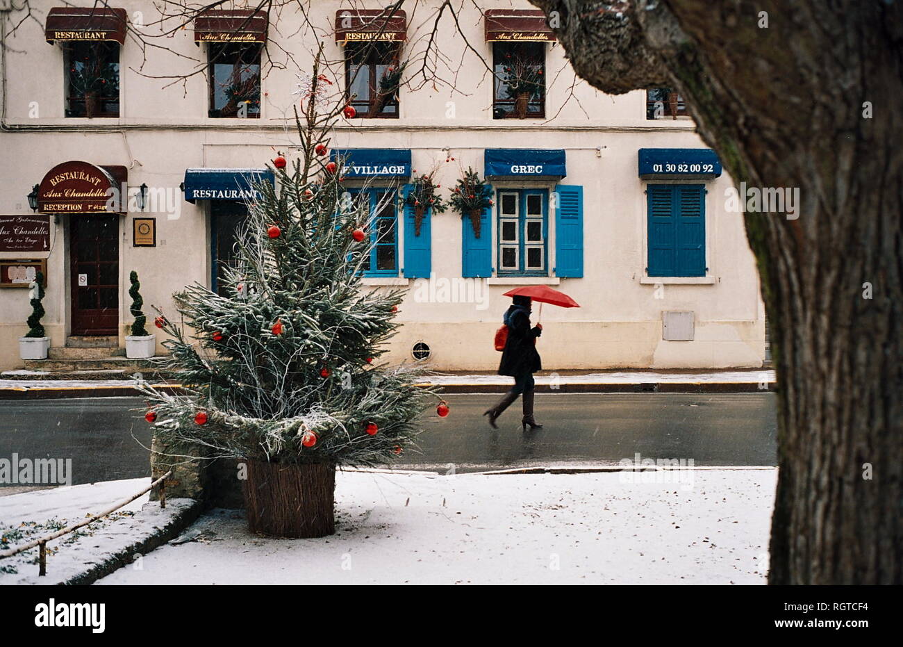 AJAXNETPHOTO.  LOUVECIENNES, FRANCE. - SNOWY CENTRE AT CHRISTMAS TIME; LOCATION FREQUENTED BY 19TH CENTURY ARTISTS INCLUDING CAMILLE PISSARRO AND ALFRED SISLEY. PHOTO:JONATHAN EASTLAND/AJAX REF:CD2587 25 24A Stock Photo