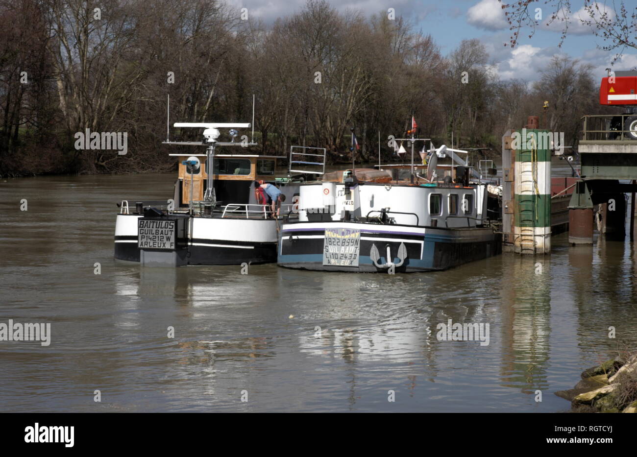 AJAXNETPHOTO.  BOUGIVAL,FRANCE. - SPRINGTIME ON THE BANKS OF THE RIVER SEINE - WORKING BARGES MOORED AT AN AGGREGATES DOCK - SCENES ALONG THE BANKS OF THE RIVER HEREABOUTS PAINTED BY 19TH CENTURY IMPRESSIONIST ARTISTS ALFRED SISLEY, CAMILLE PISSARRO, VLAMINCK, MONET AND OTHERS. PHOTO:JONATHAN EASTLAND/AJAX REF:R60204 226 Stock Photo