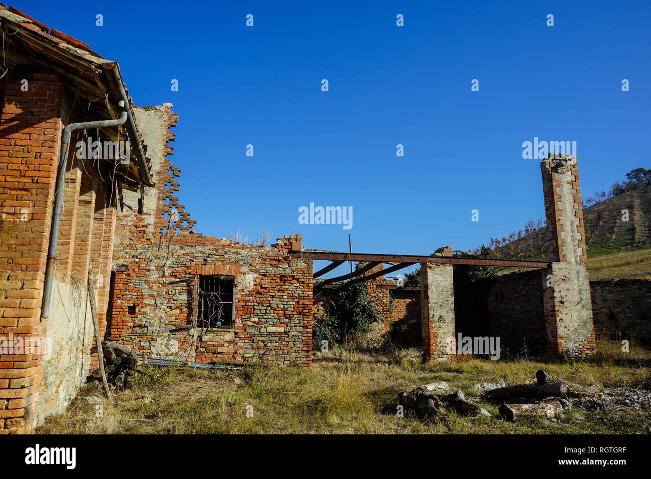 An old abandoned house in the countryside: ruins Stock Photo - Alamy