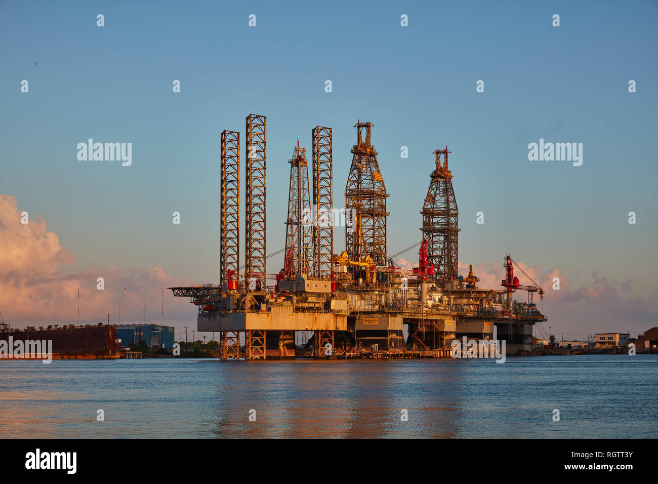 Offshore oil rig gulf of mexico hi-res stock photography and images - Alamy