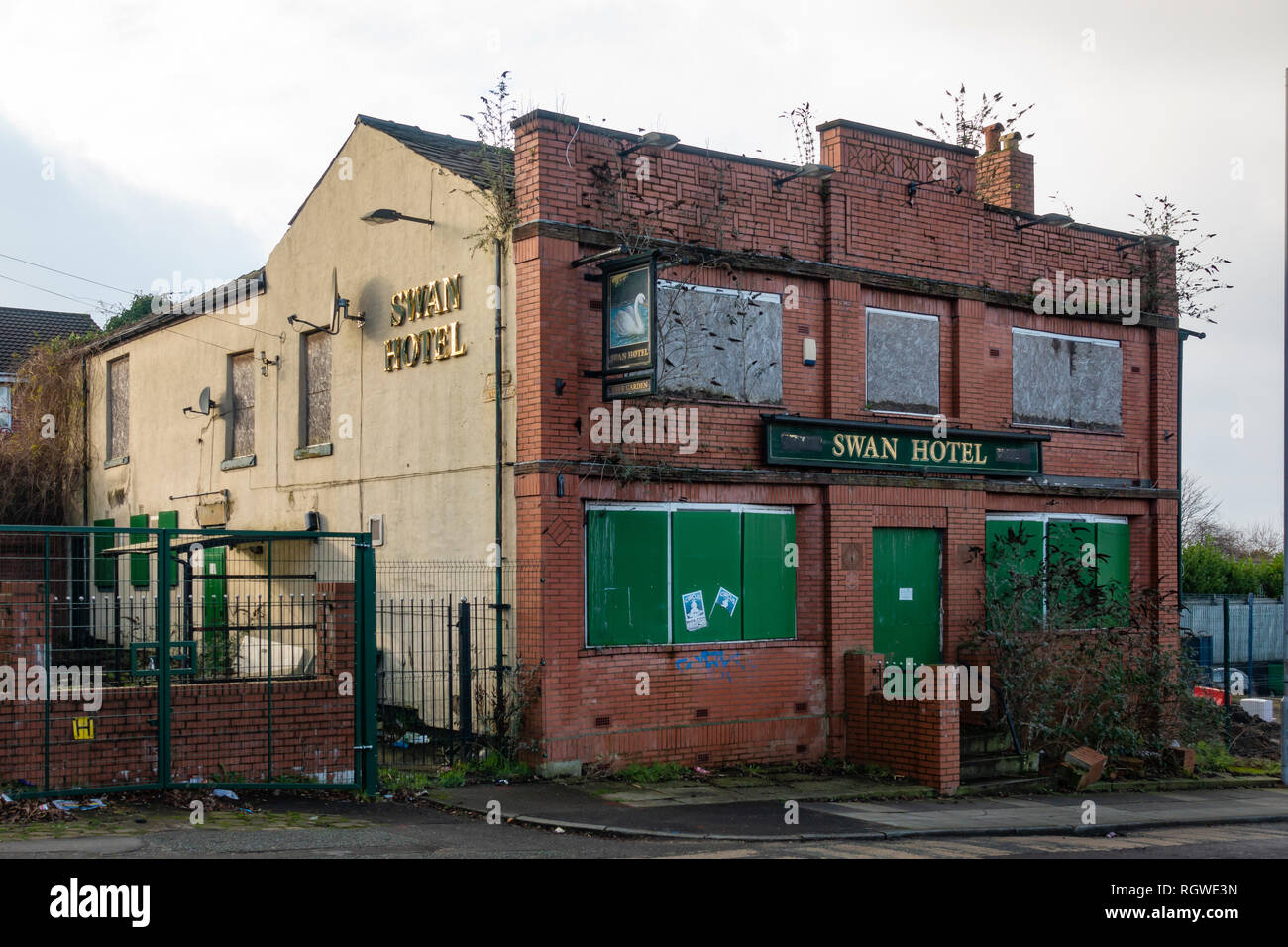 Swan Hotel public house in Radcliffe, closed and boarded up Stock Photo