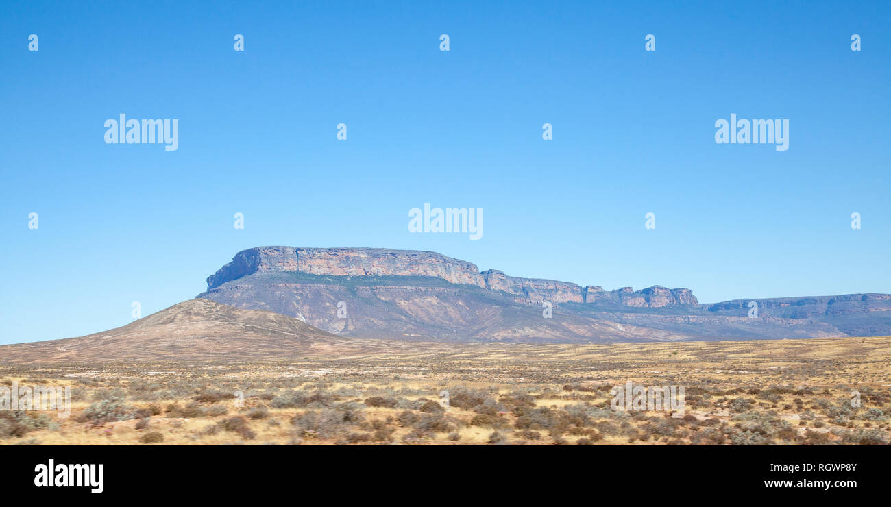 Dusty Karoo landscape with flat topped mesas formed by erosion leaving dolerite or ironstone strata in semi desert plains, Karoo, Northern Cape, South Stock Photo