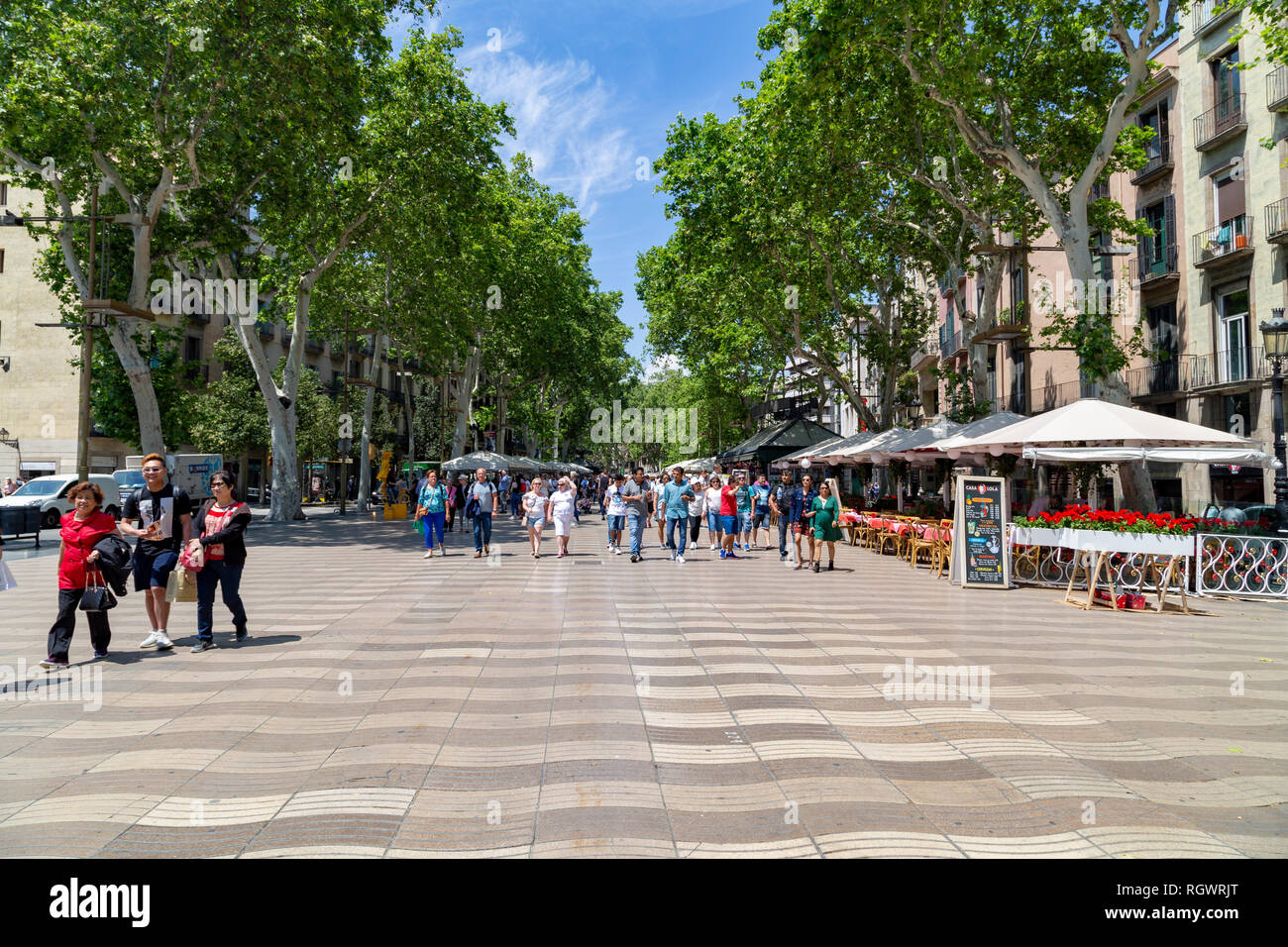 Tourists and Spaniards crowd the popular La Rambla area, Barcelona, Spain Stock Photo