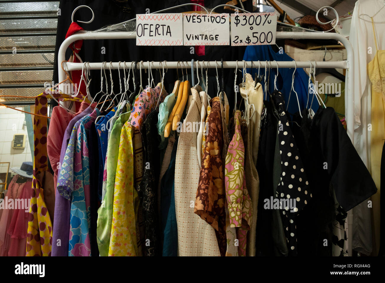 Feria de ropa vintage hi res stock photography and images Alamy