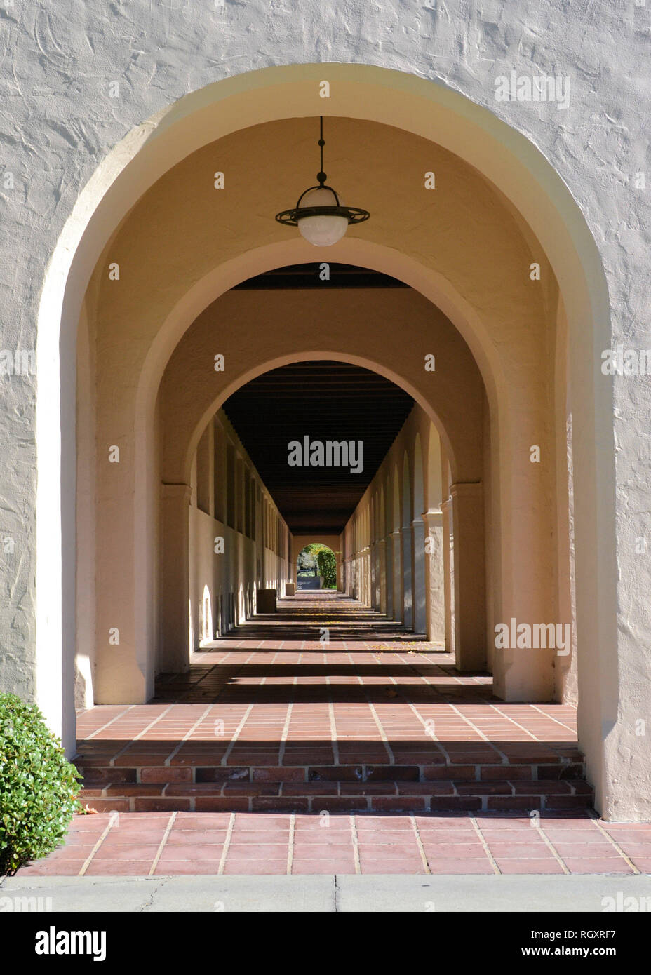 Arched walkway on the campus of the California Institute of Technology, Pasadena, California, USA; Caltech pathway with arches. Stock Photo