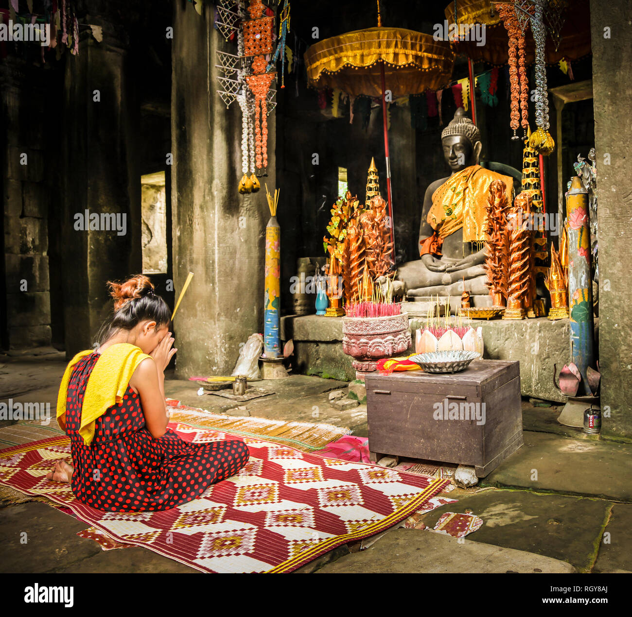 Buddhist monk praying hands hi-res stock photography and images - Alamy