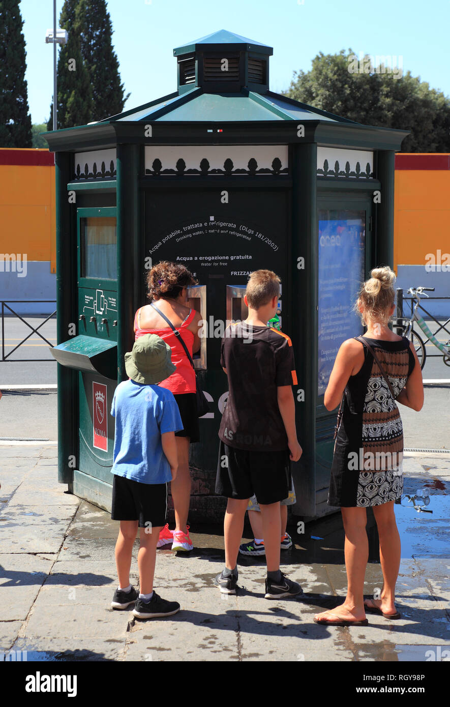 Public free drinking water point with either still or carbonated water
