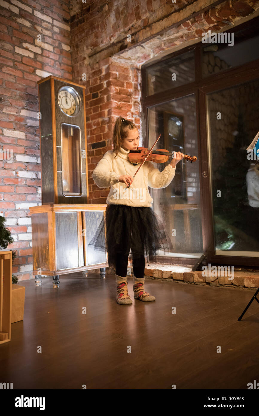 A little girl playing violin in an old flat Stock Photo - Alamy