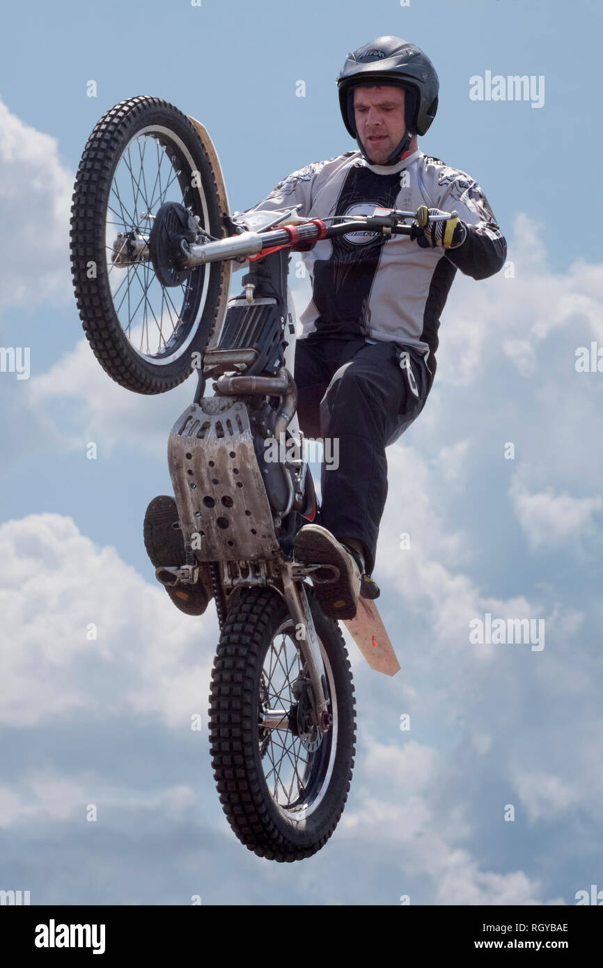 Motorbike jump hi-res stock photography and images - Alamy