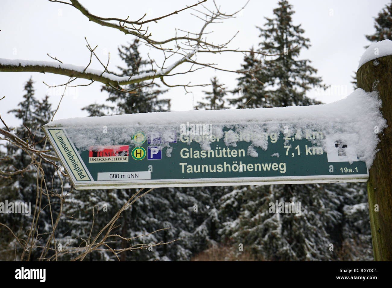 Wegweiser zum Taunushöhenweg, Winterlandschaft, Großer Feldberg, Hochtaunus, Taunus, Hessen, Deutschland Stock Photo
