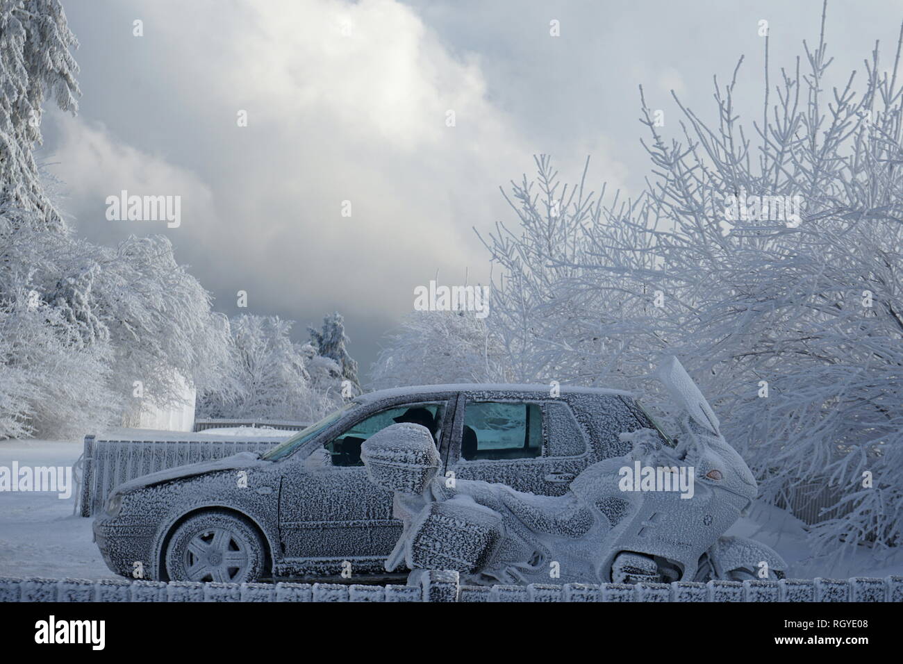 vereistes Auto und Motorrad, Winterlandschaft, Großer Feldberg, Hochtaunus, Taunus, Hessen, Deutschland Stock Photo