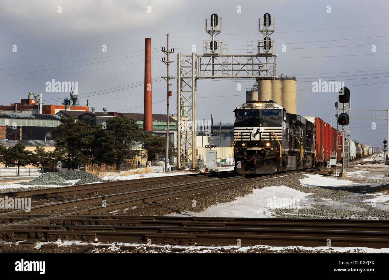 Norfolk Southern #9686 locomotive hauling freight through Fostoria, Ohio Stock Photo