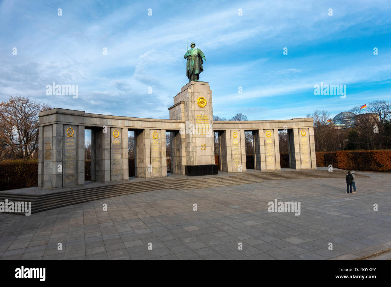 Berlin Soviet War Memorial in Tiergarten commemorating soldiers killed in the Battle of Berlin. Sowjetisches Ehrenmal im Tiergarten. Stock Photo