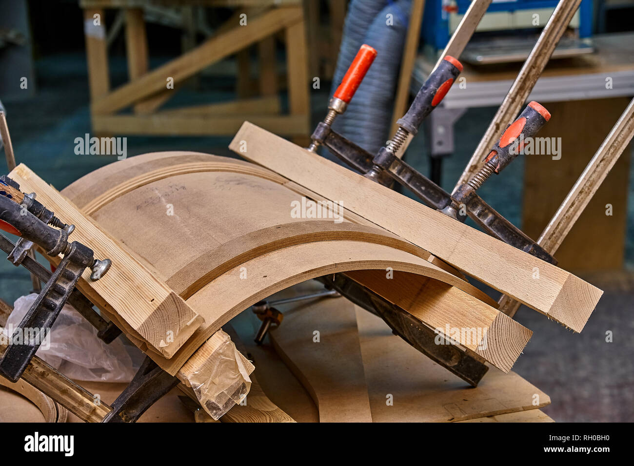 Production Of Curved Mdf Cabinet Doors Metal Clamps Tightening