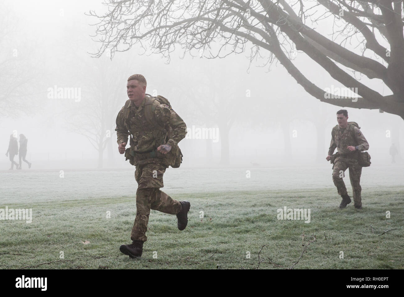 Windsor, UK. 31st January, 2019. UK Weather: Soldiers train with backpacks in frosty and foggy conditions alongside the Long Walk in Windsor Great Park. There are two barracks in Windsor, the Victoria Barracks which currently houses the 1st Battalion Coldstream Guards and the Combermere Barracks which houses the Household Cavalry Regiment. Freezing fog patches are expected to clear slowly in south-east England during the morning, to be followed by cloud, sleet and snow in the east. Credit: Mark Kerrison/Alamy Live News Stock Photo