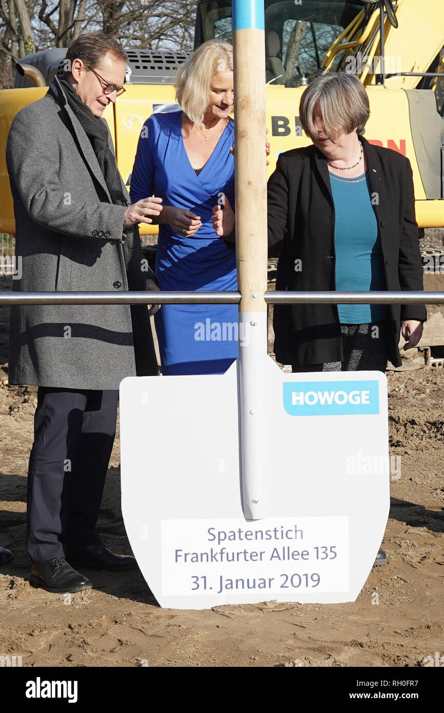 Berlin, Germany. 31st Jan, 2019. Michael Müller (l-r, SPD), Governing Mayor of Berlin, Stefanie Frensch, Howoge Managing Director, and Katrin Lompscher (Die Linke), Senator for Urban Development, at the ground-breaking ceremony for over 250 rental apartments and an office tower on Frankfurter Allee 135. Credit: Jörg Carstensen/dpa/Alamy Live News Stock Photo