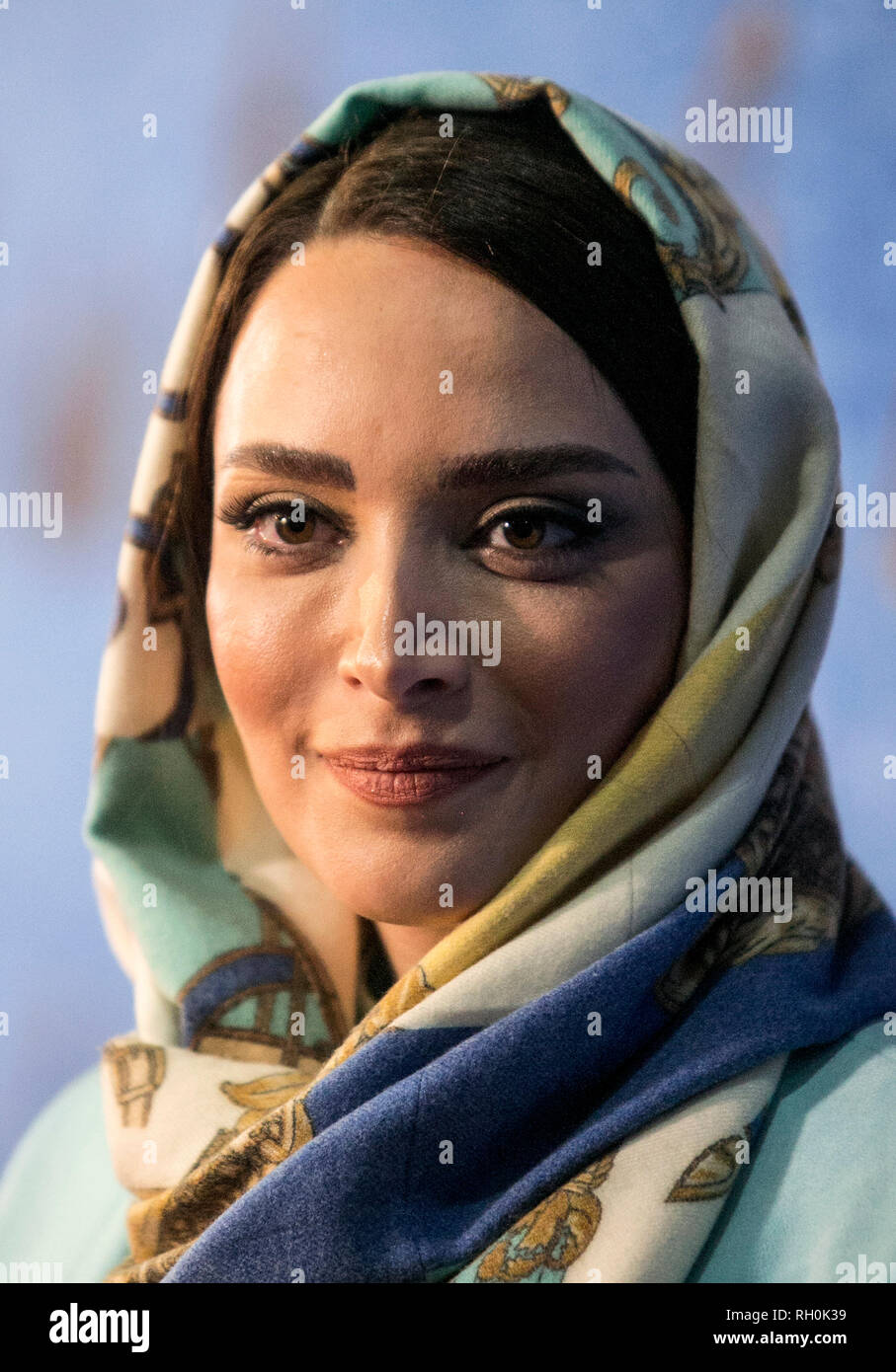 Олар орындықта отырған жапондық әйелді есекке сиғызады.