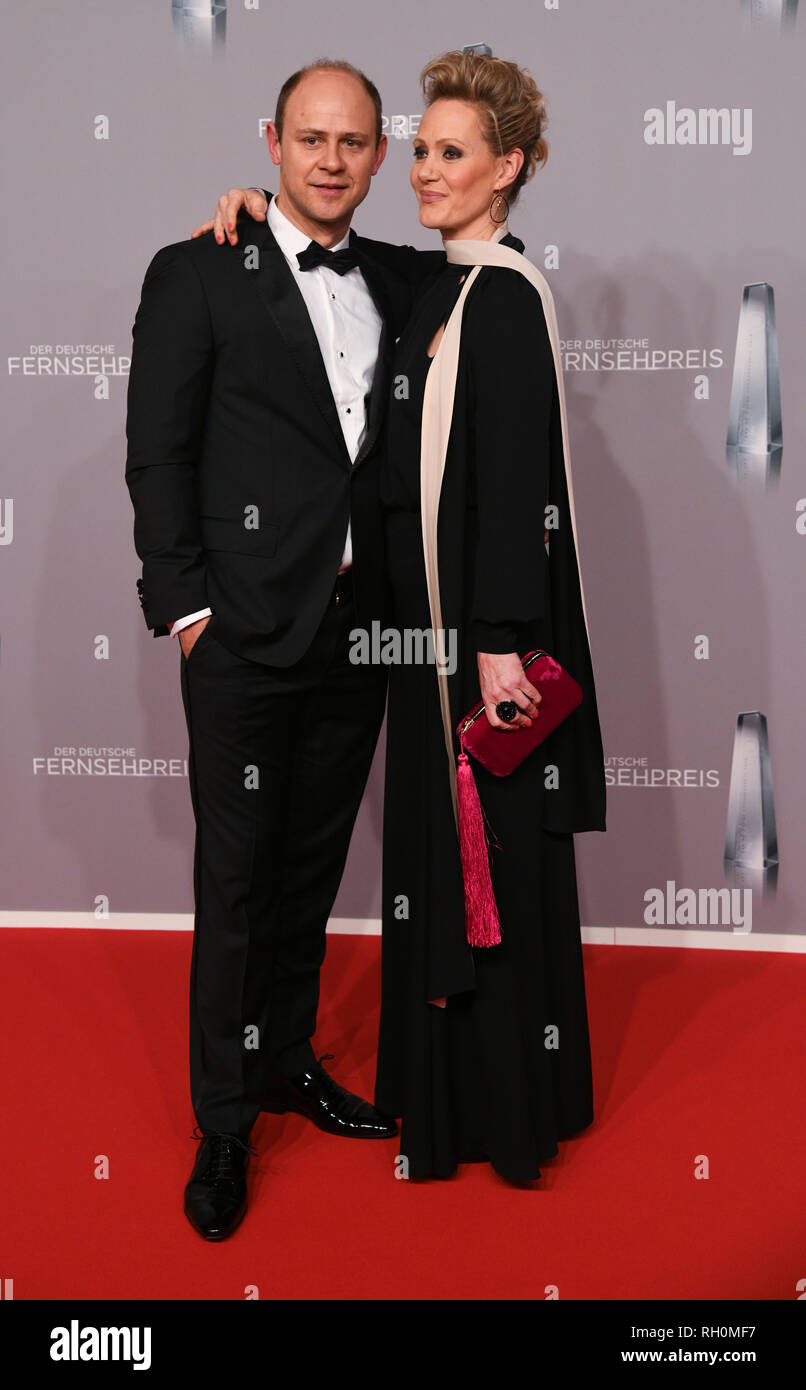 31 January 2019, North Rhine-Westphalia, Düsseldorf: Actress Anna Schudt and her husband Moritz Führmann are awarded the German Television Prize 2019, the 20th German Television Prize sponsored by ARD, RTL, SAT.1 and ZDF. Photo: Henning Kaiser/dpa Stock Photo