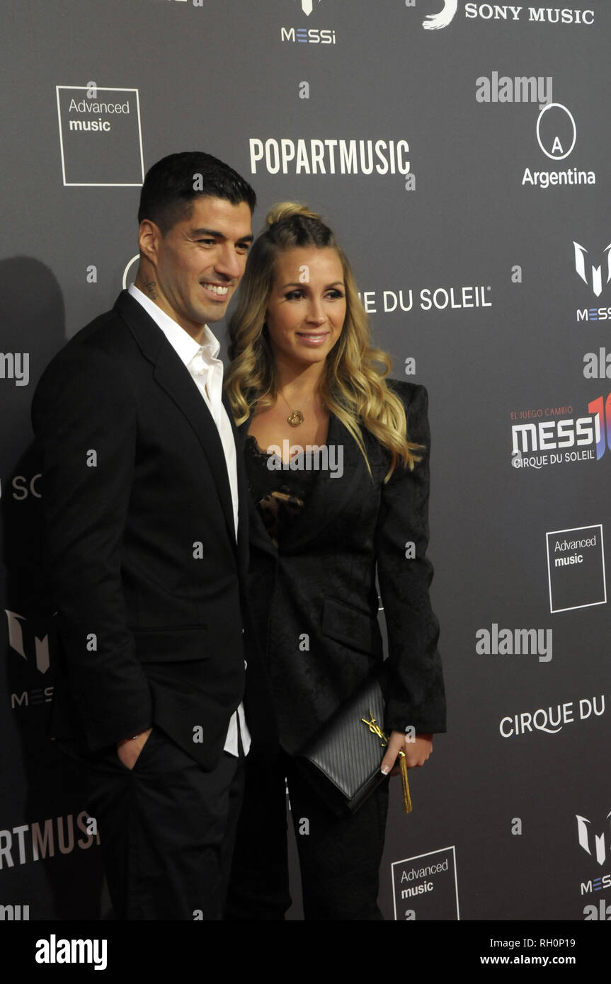 Barcelona, Spain. 31th January 2019. Luis Suarez  and his wife Sofia Balbi posing  on the red carpet photocall of the world presentation party in Barcelona of the new Cirque du Soleil show inspired by Leo Messi at de Barcelona Football Club.  Credit: fototext/Alamy Life News Stock Photo
